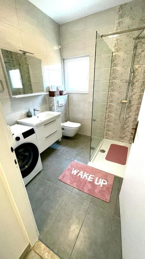 Apartment For 6 + Free Parking Place Zadar Exterior foto